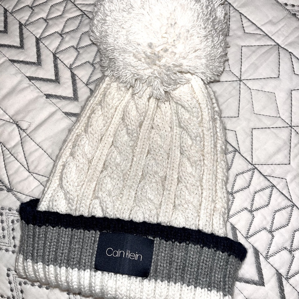 FREE SHIPPING + BRAND NEW CALVIN KLEIN- WHITE, QUILTED, WHITE BEANIE W/ PUFF 🤍